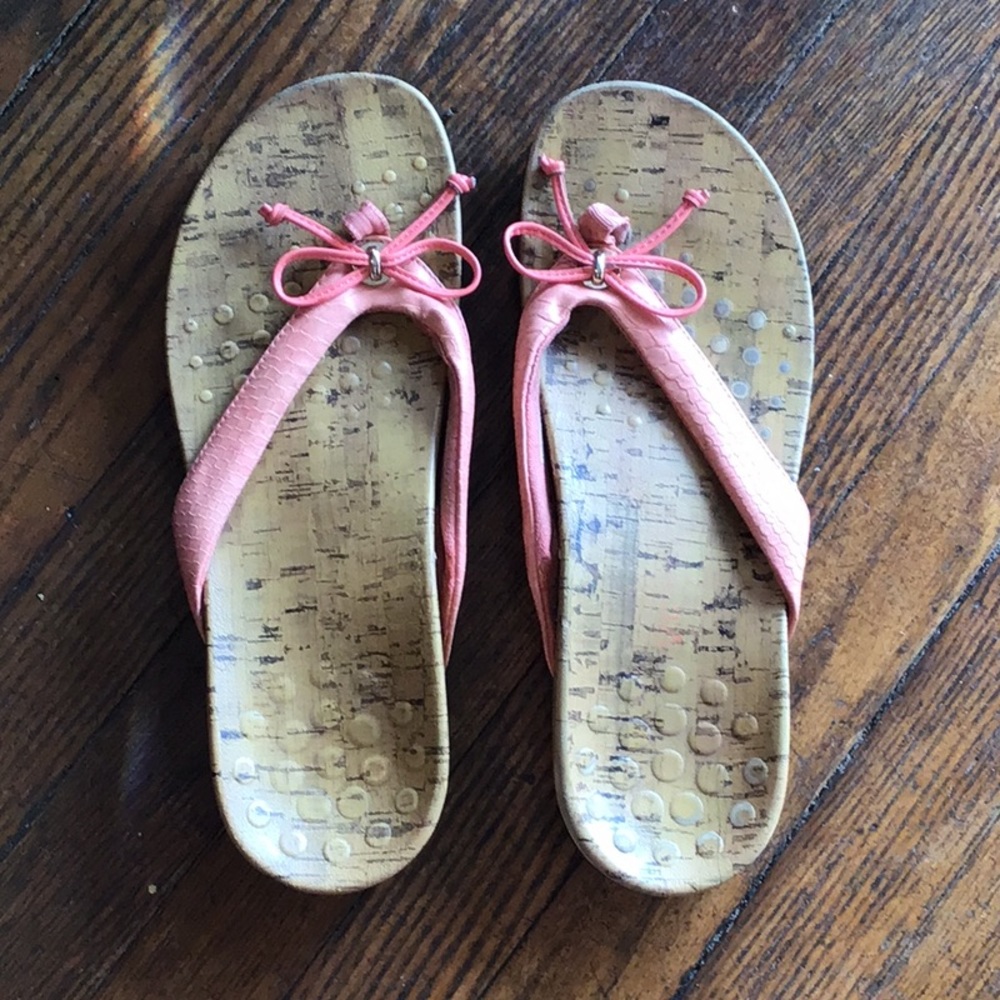 Vionic coral and cork flip flops